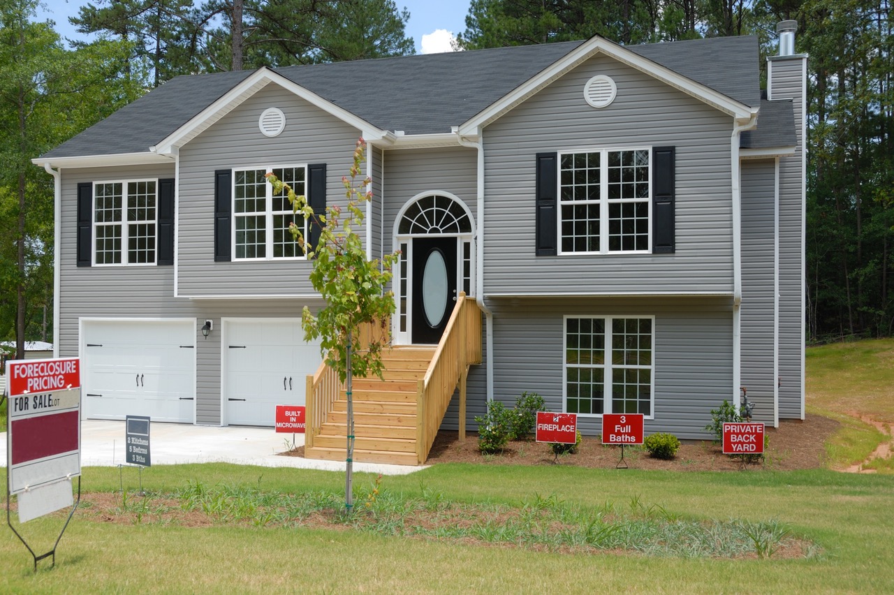 House with For Sale Sign - Homeowners Insurance 